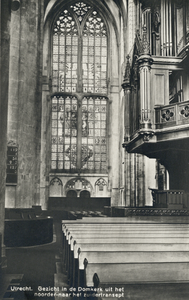 3112 Interieur van de Domkerk te Utrecht: gezicht in het zuidertransept vanuit het noordertransept met rechts het orgel ...